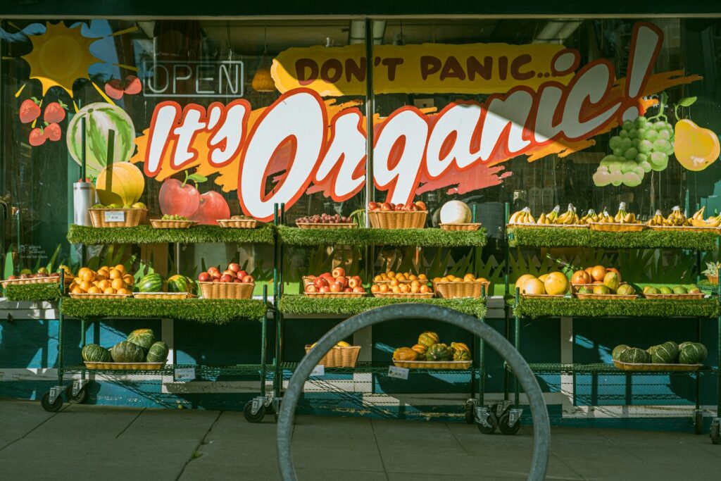 Expositor de producto fresco en tienda - foto de Kellen Riggin en Unsplash