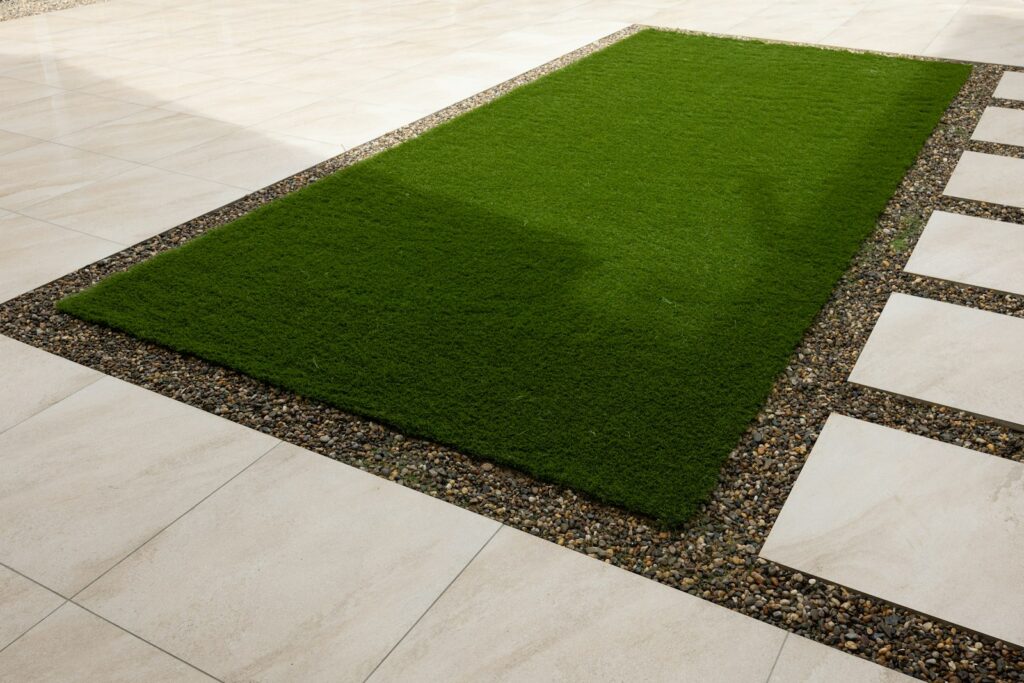 Cesped artificial instalado en una terraza - foto de Tile Merchant Ireland en Unsplash